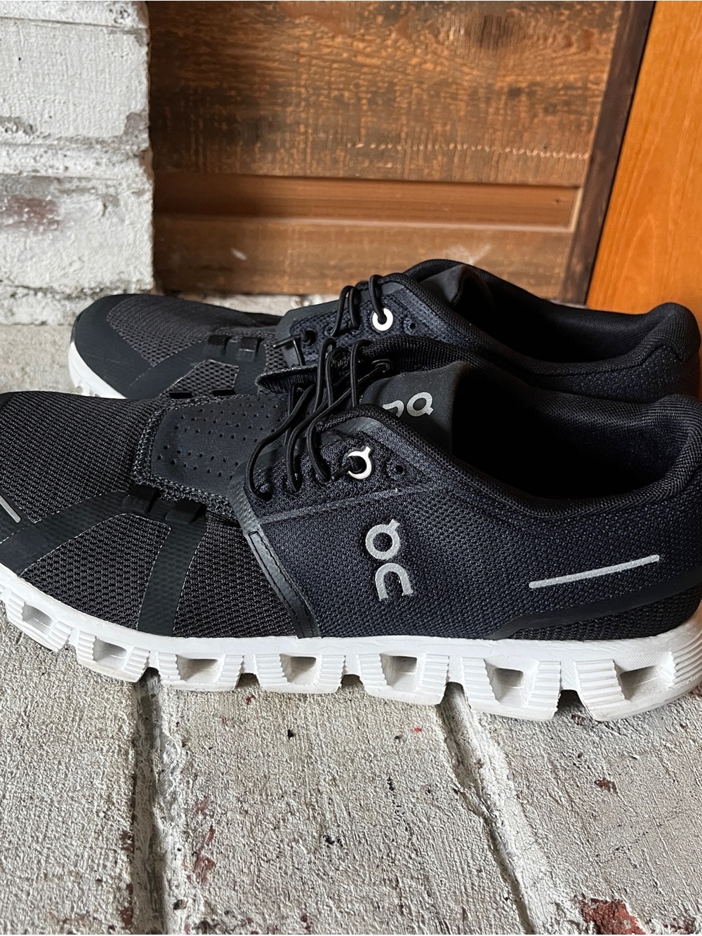 On Running Men's Cloud Running Sneakers - Black/White size 8.5 - Picture 3 of 5